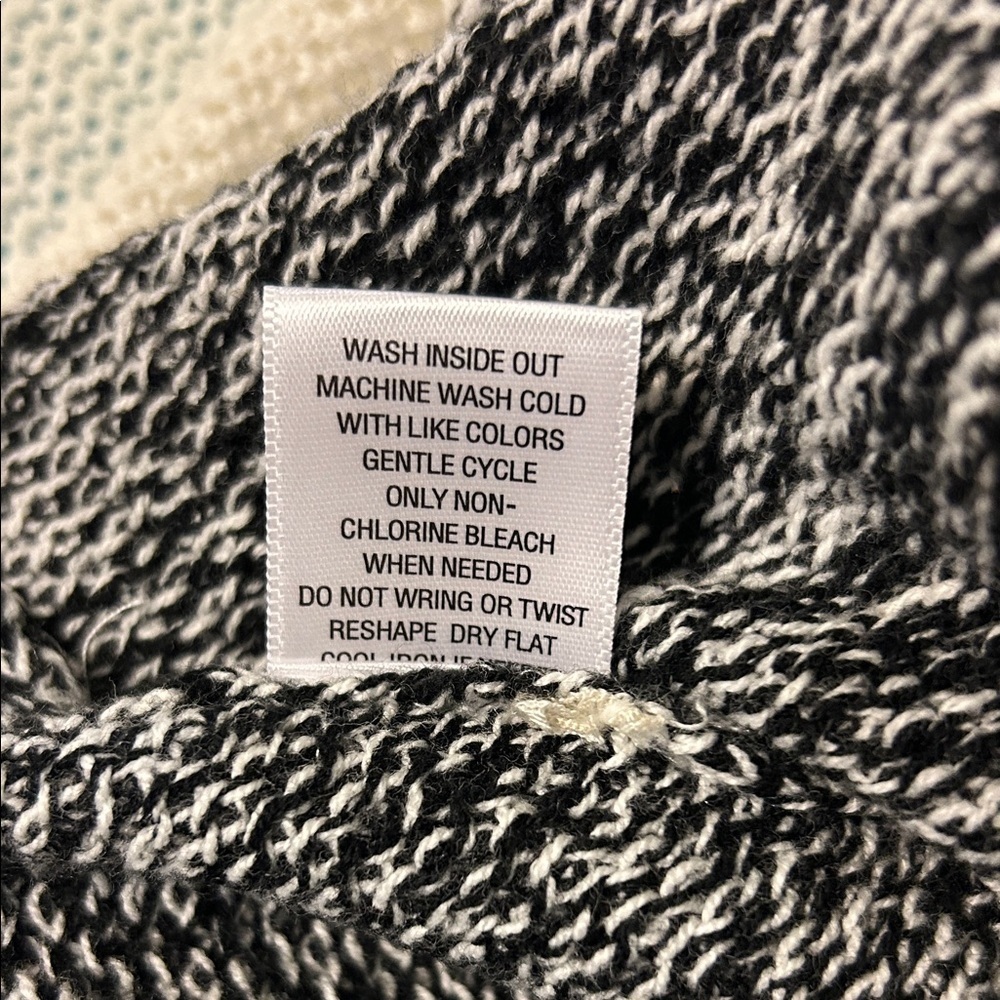 Candie’s Women's Gray and White Open Front Sweater Size Medium - Picture 7 of 7